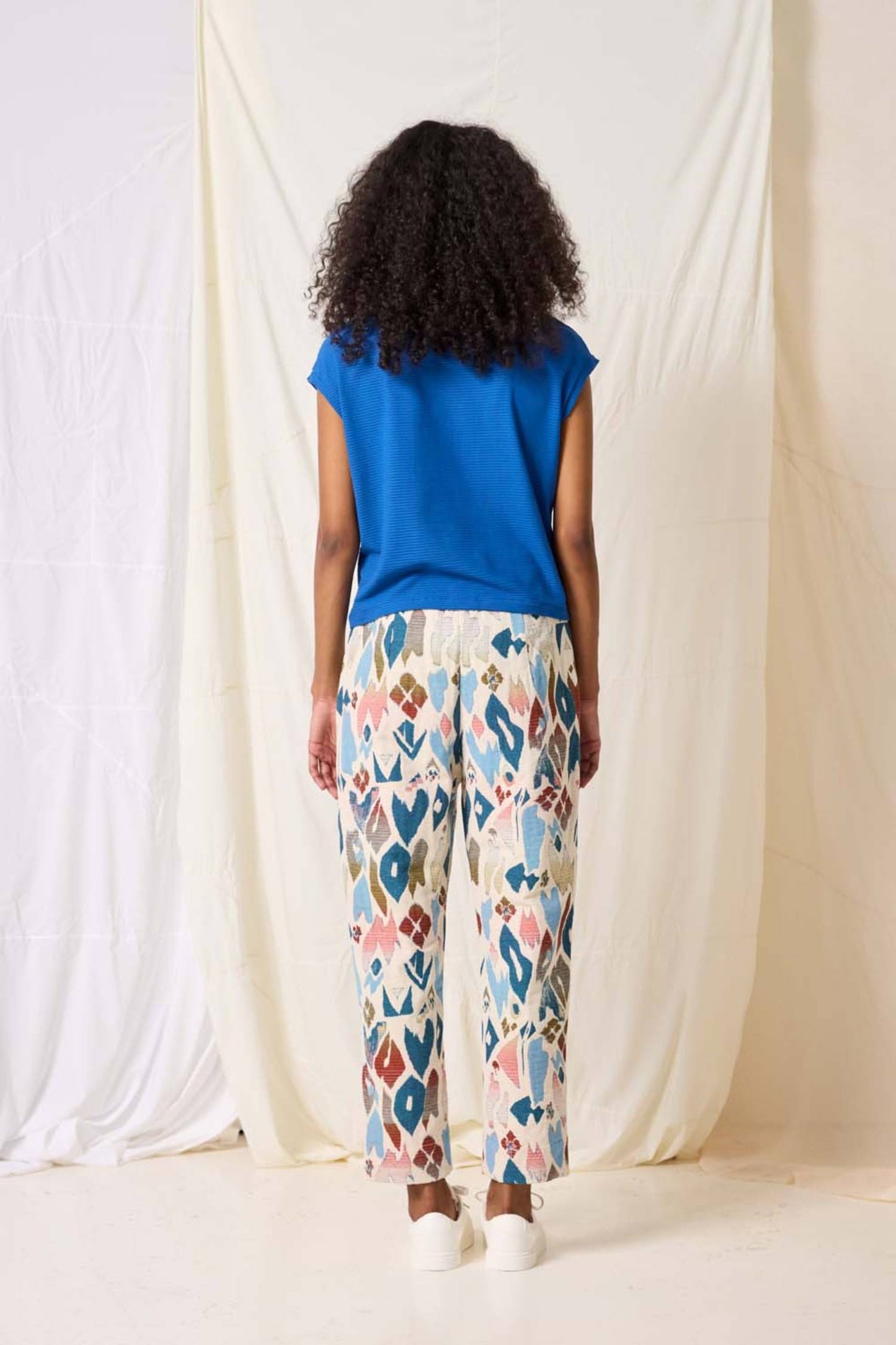 Sumac Top by Cokluch, Azur, back view, short dropped sleeves, small stand up collar, darts at front of shoulders, bamboo rayon rib knit, eco-fabric, OEKO-TEX certified, sizes XS to XL, made in Montreal