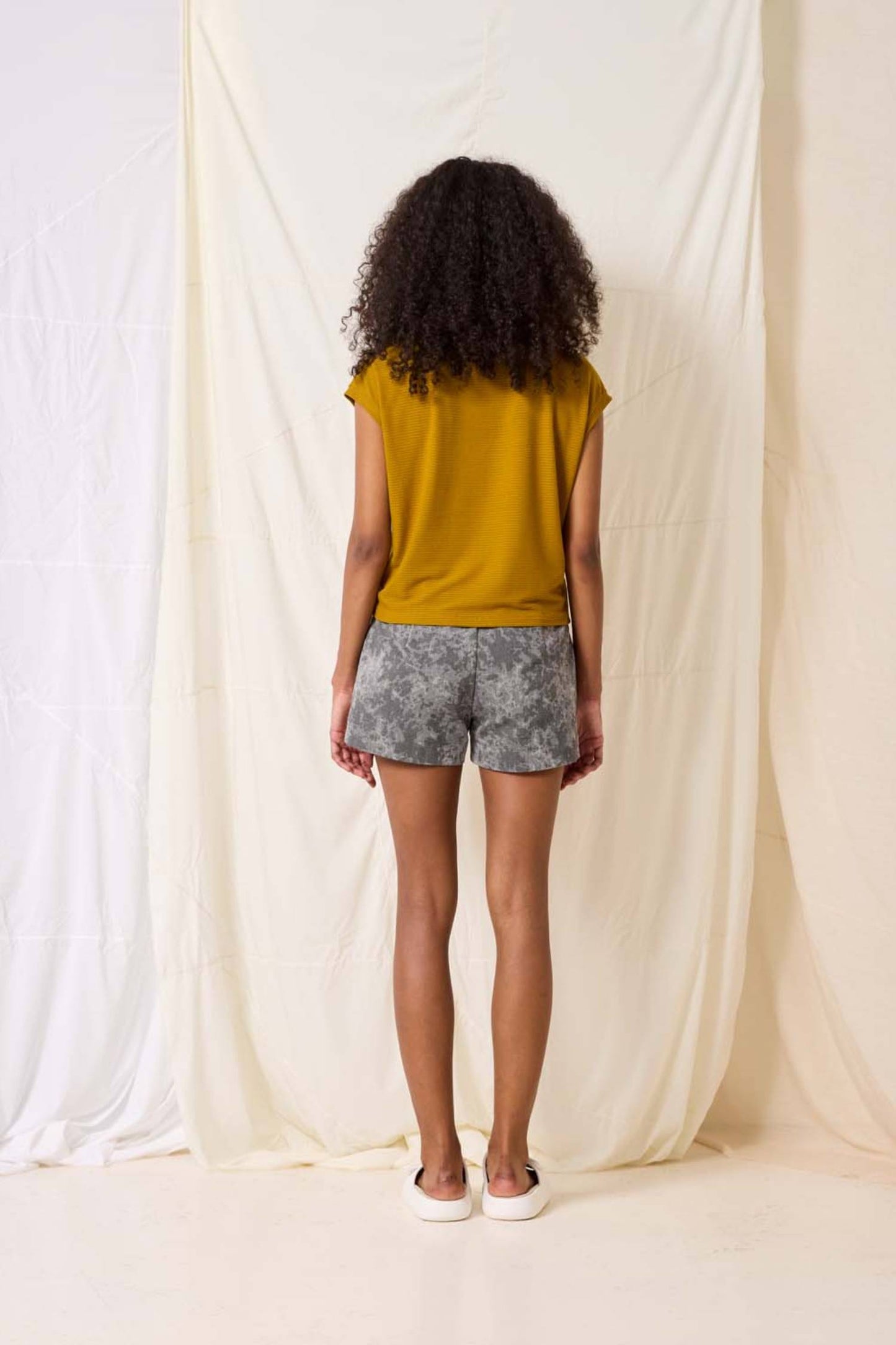 Sumac Top by Cokluch, Curry, back view, short dropped sleeves, small stand up collar, darts at front of shoulders, bamboo rayon rib knit, eco-fabric, OEKO-TEX certified, sizes XS to XL, made in Montreal