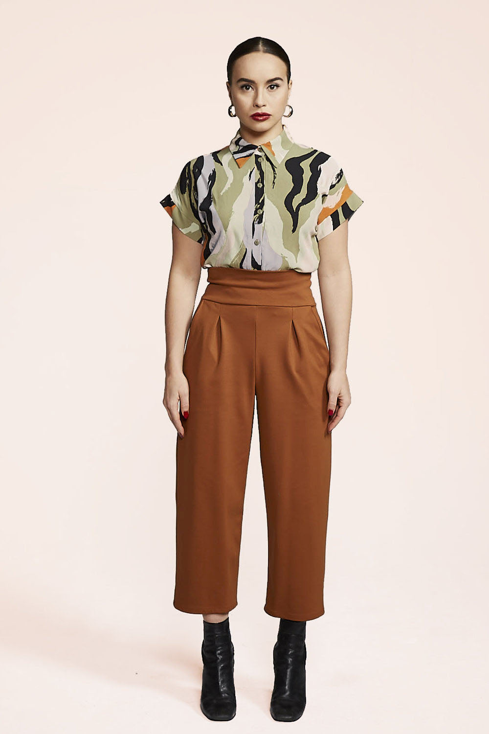 Wilfred Pants by Melow, Copper, high waist, stretchy waistband, 3/4 length, pleated front, side pockets, Ponte di Roma, sizes XS to XXL, made in Montreal