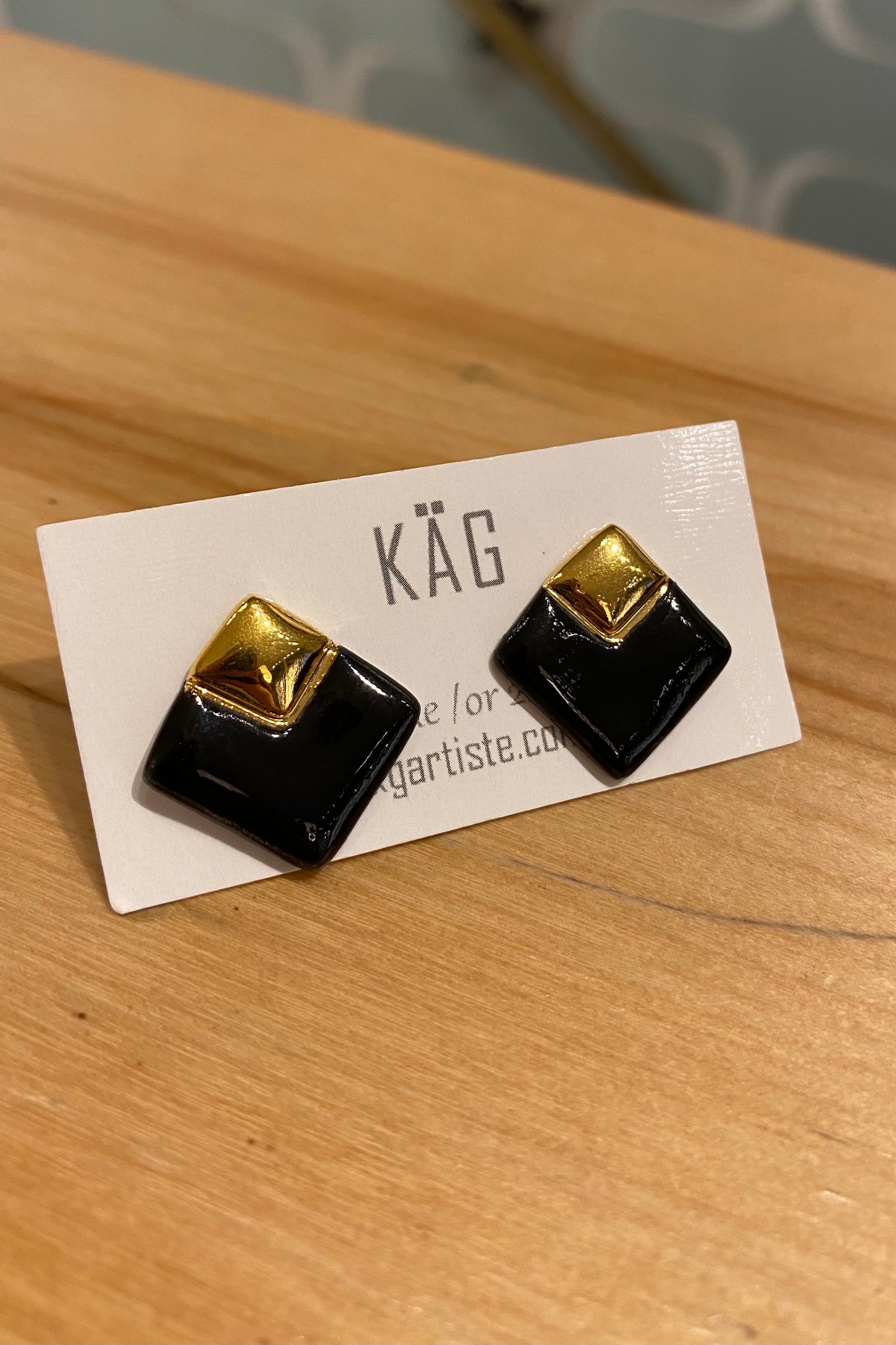 Square ceramic stud with gold