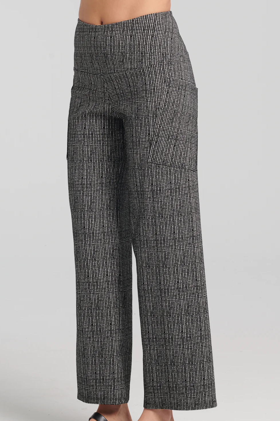 Bakairi Pants by Kollontai, Black, subtle cross-hatch pattern, wide pull-on waistband, stretchy fabric, wide legs, slanted patch pockets, sizes XS to XXL, made in Montreal 