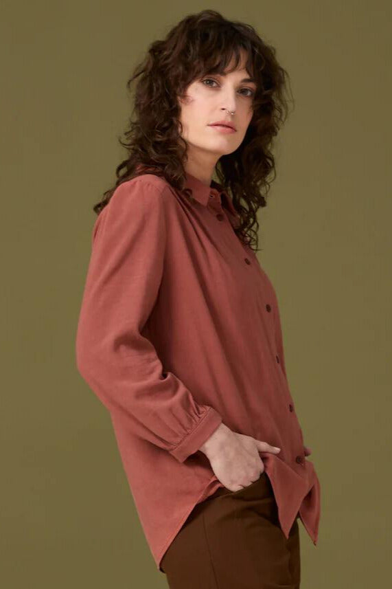 Elsa Shirt by Cokluch, Redwood, collar shirt, button front, gathers at armholes and cuffs, front pleats, loose fit, rounded hem, sizes XS to XL, made in Montreal