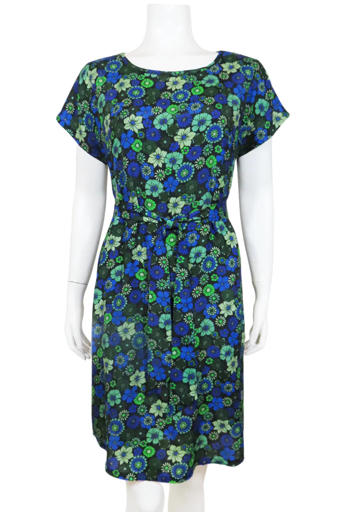 Beatrice Shift Dress by Mandala, Vintage Floral Blue, round neck short sleeves, French darts, elastic at back of waist, tie belt, keyhole cutout at back of neck, pull-on, scooped knee-length hem, pockets, fully lined, sizes XS to XL, made in Ontario