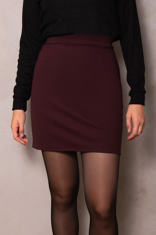Antigone Skirt by Cherry Bobin, Burgundy, straight cut, mid-thigh length, darts, stretchy waistband, eco-fabric, LENZING ECOVERO viscose, sizes XS to 3XL, made in Montreal