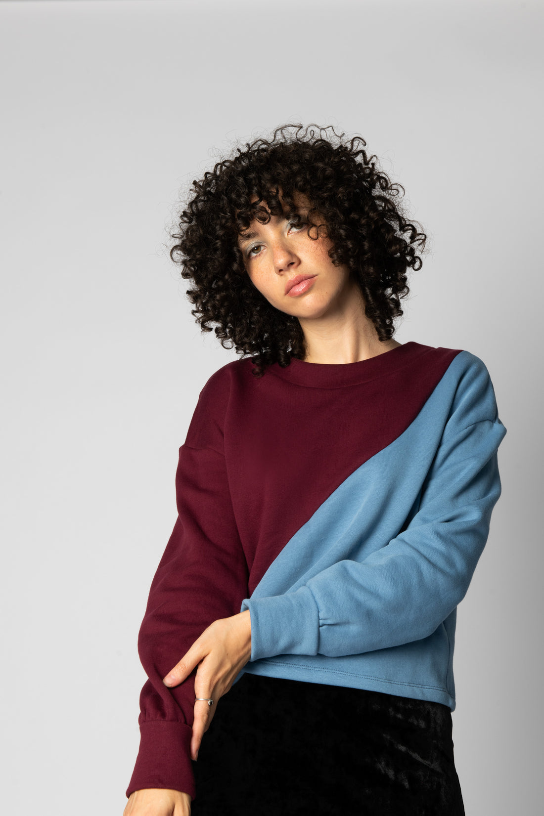 Theron Wave Crewneck by Eve Lavoie, Burgundy with Pale Blue, crew neck, long sleeves, diagonal colour-blocking, cotton, sizes XS to XL, made in Montreal 