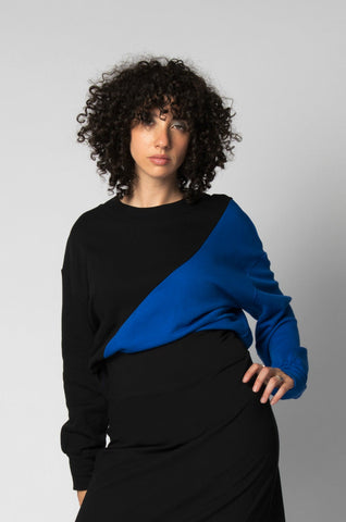 Theron Wave Crewneck by Eve Lavoie, Black with Royal Blue, crew neck, long sleeves, diagonal colour-blocking, cotton, sizes XS to XL, made in Montreal 