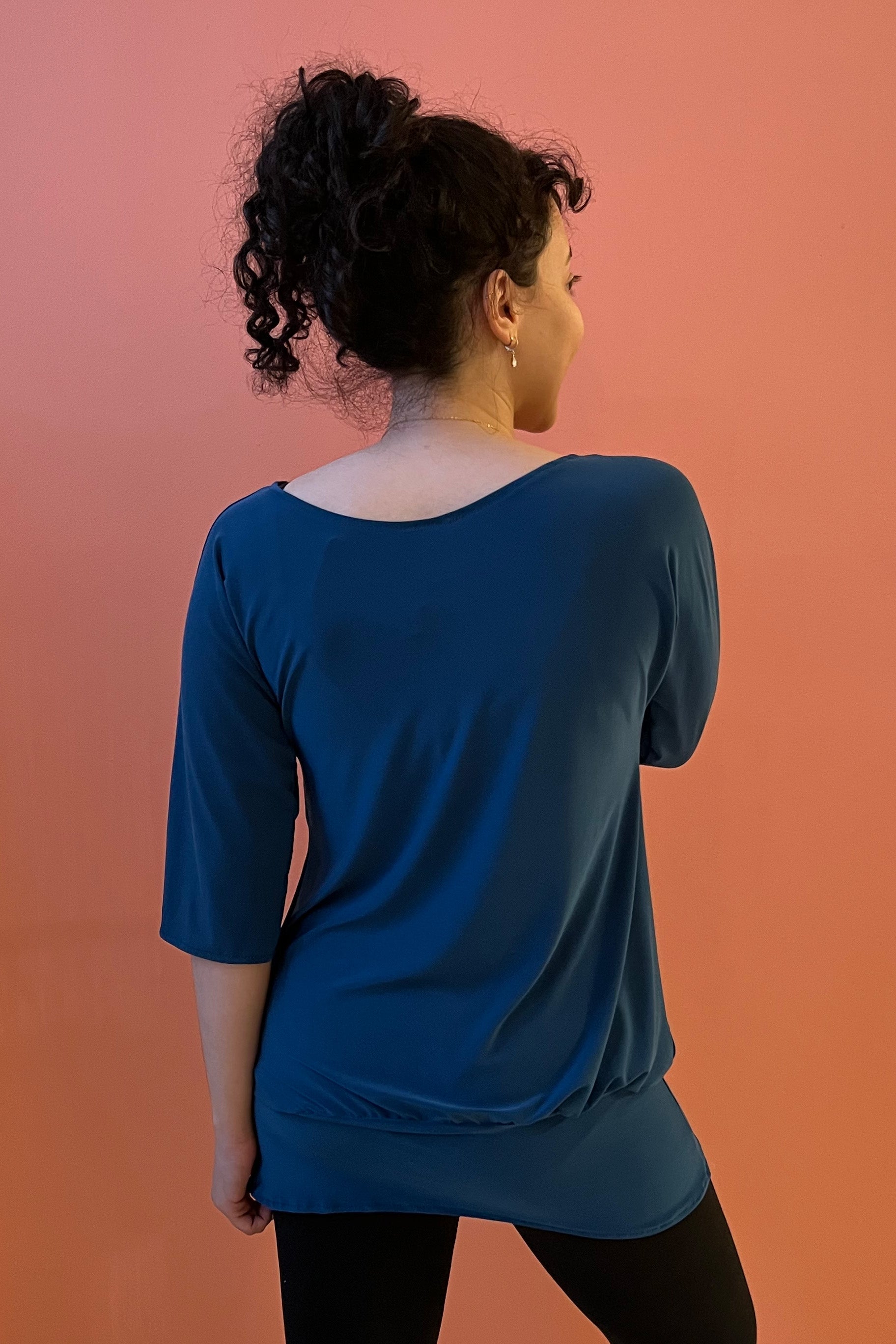 Kafta Top by SI Design, Blue, back view, wide neck, 3/4 sleeves, wide band at hem, sizes XS to XL, made in Quebec