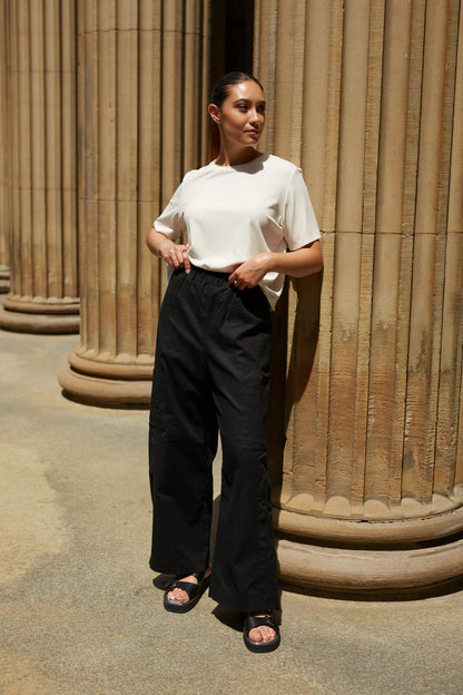 Faro Pants by MAS, Pepper, cargo pockets, side seams to the front, elastic waist, wide legs, sizes XS to XXL, made in Montreal 