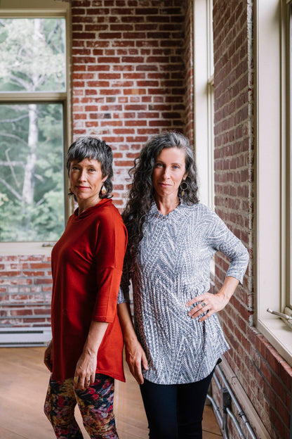 A woman wearing the Juliana Tunic by Marie C in Navy Print and a woman wearing Juliana Tunic by Marie C in Rust, standing in front of a brick wall 