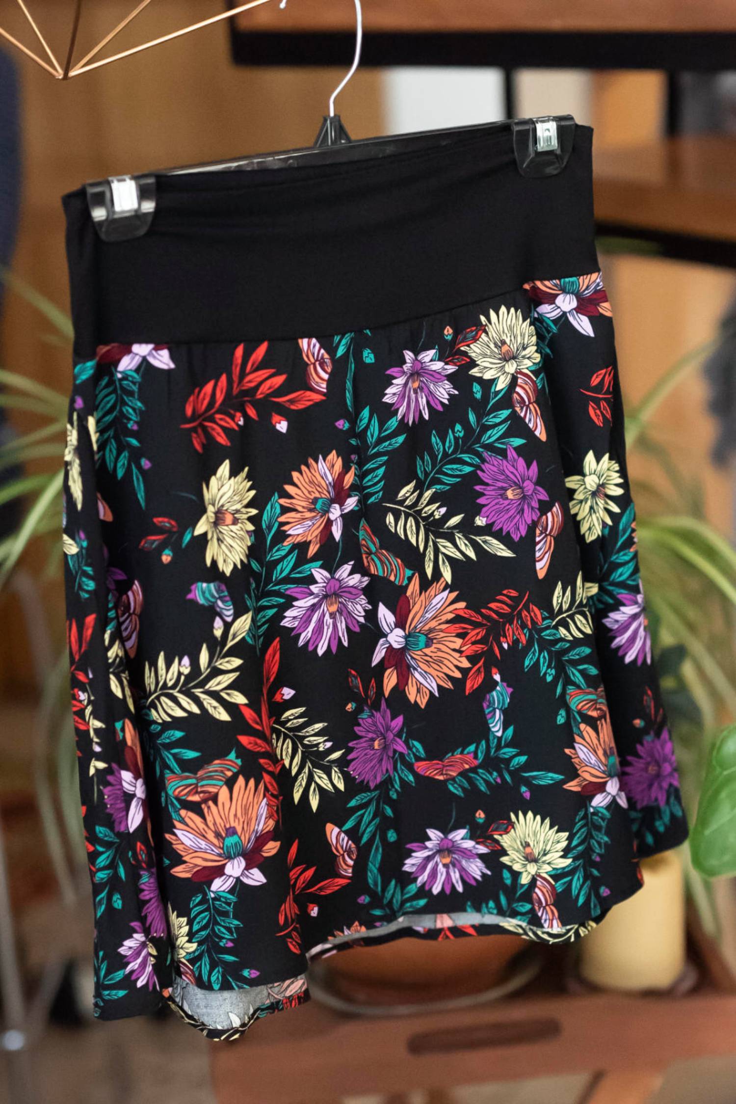 Soleil Skirt by Marie C, Flowers, lighweight short skirt, bamboo waistband, pockets, sizes XS to XL, made in Quebec