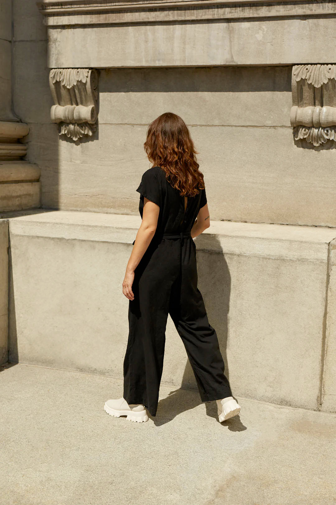 Morroco Jumpsuit by MAS, Pepper, back view, round neck, short dropped sleeves, crossed belt, opening at the back with tie at the nape, wide legs, eco-fabric, organic cotton, sizes XS to XXL, made in Montreal 