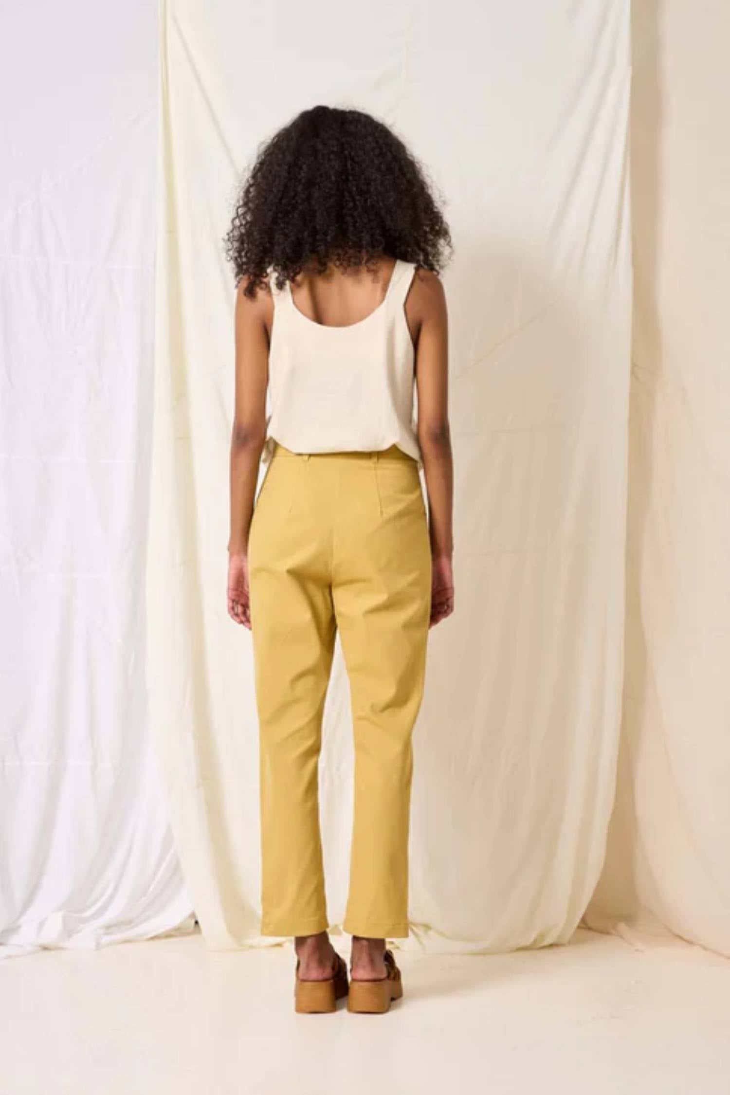 Liseron Pants by Cokluch, Honey, back view, straight cut, zip fly, rounded patch pockets on the front, darts at the back, slightly cropped, 100% cotton, sizes XS to L, made in Montreal