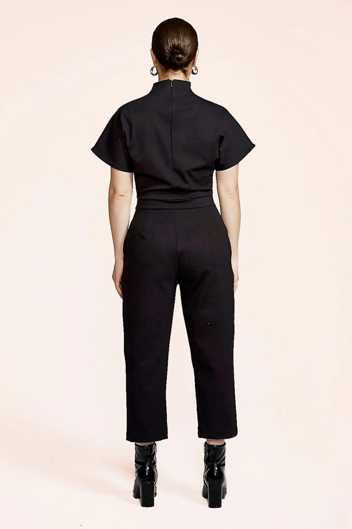 Herby Jumpsuit by Melow, Black, back view, high collar, plunging neckline, fitted waist, short sleeves, 7/8 length legs, pockets, sizes XS to XXL, made in Montreal
