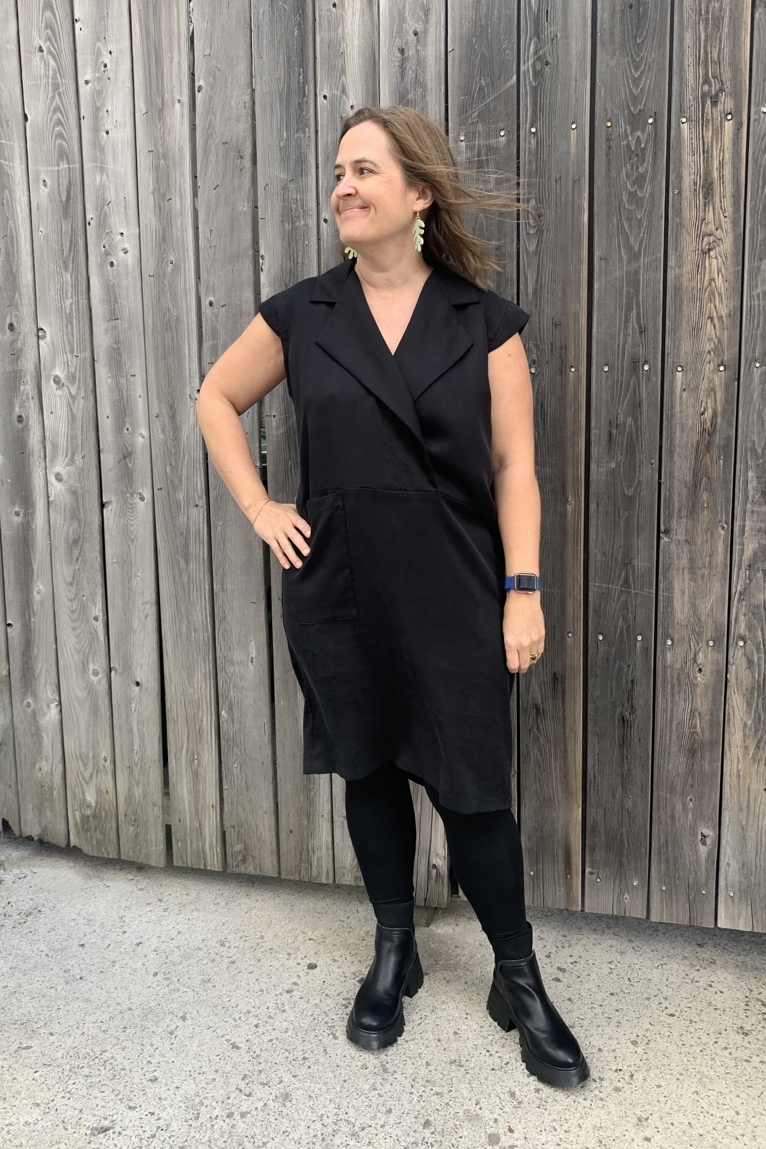 Frida Dress by Melow, Black, straight cut, cap sleeves, tailored collar, box pleat and yoke at back, patch pocket, eco fabric, sizes XS to XXL, made in Quebec