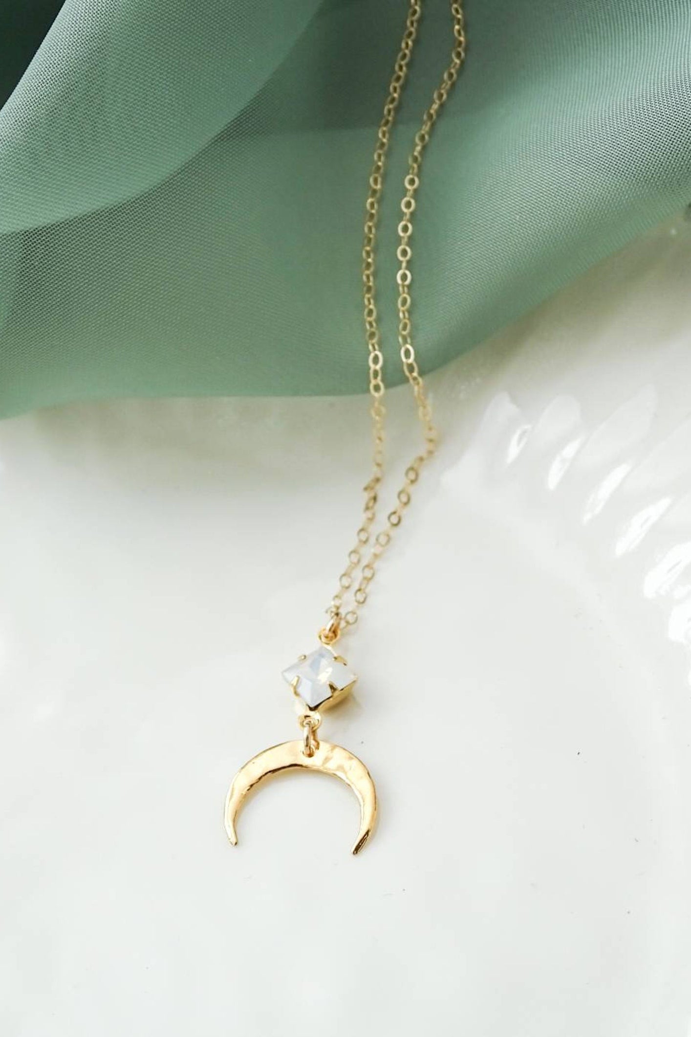 Glow In The Dark Crescent Moon Necklace at Rs 89 | फैशन नेकलेस in Delhi |  ID: 21535511673